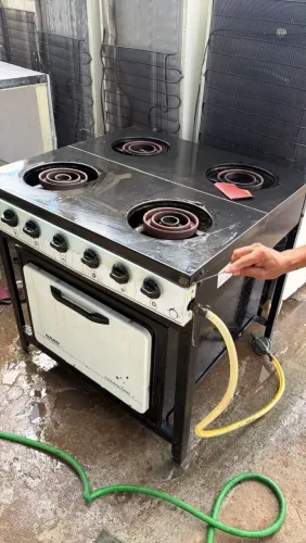 Fogão industrial de quatro bocas com forno embutido