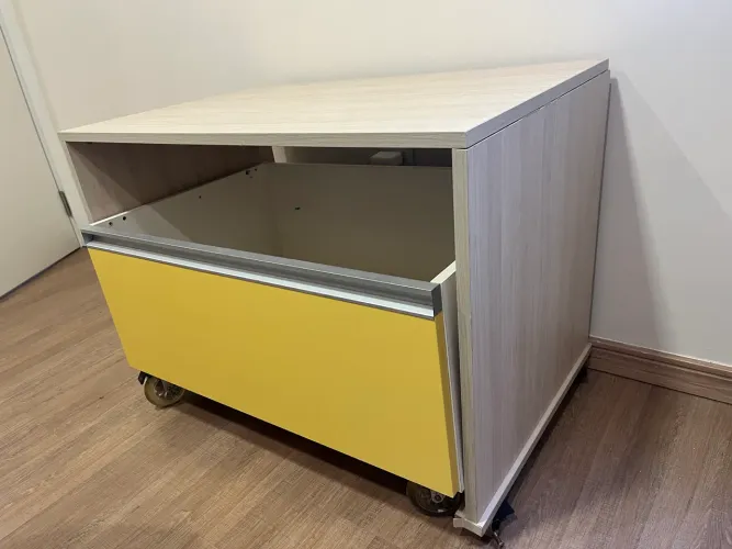 Mesa + Caixa Organizadora com rodinhas