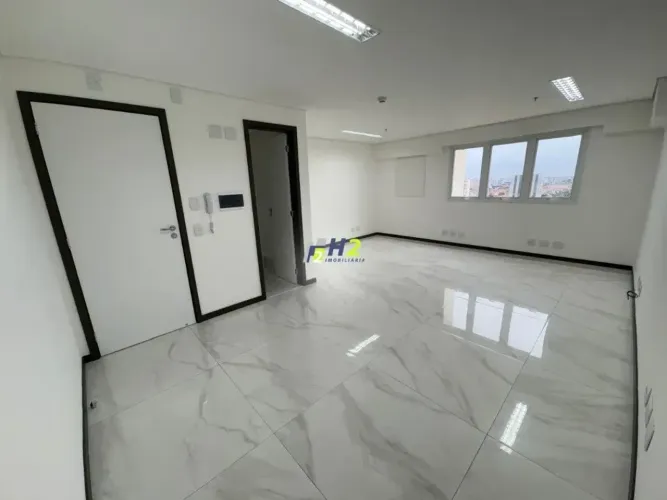 PRIME SQUARE (Jardim Europa). Sala comercial 32m², reformada, banheiro privativo, andar al