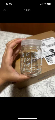 Pote de vidro para armazenar leite materno.