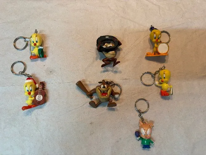 Colecao com 7 Chaveiros Looney Tunes - usados - leia