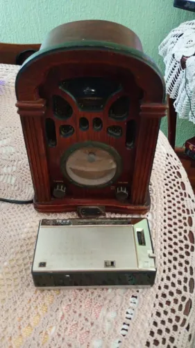 Rádio Am/Fm modelo vintage Classic Collection Modelo: LW-735. Bivolt + radio portatil