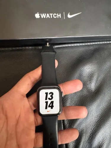 Apple Watch Series 5 Nike - completo com caixa, carregador e pulseiras