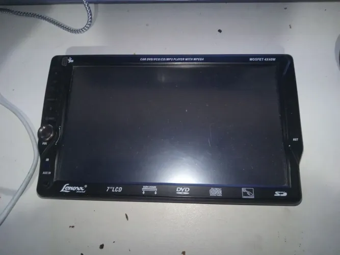Frente do Dvd automotivo Lenoxx Ad 1836 7" com touch