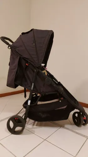 Vendo Carrinho de bebê com 3 rodas - Marca: Cosco - Cor: preta - Usado