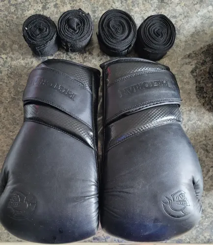 Luvas 12oz + Caneleiras + protetor + bandagens 