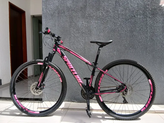 Bicicleta Mountain bike marca Spaceline Vega 2021 R29 tamanho do quadro 15" preto/rosa.