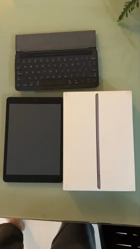 iPad 7 32gb com caixa e carregador e capa teclado original