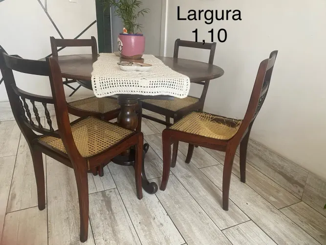 Mesa de madeira sem as cadeiras 