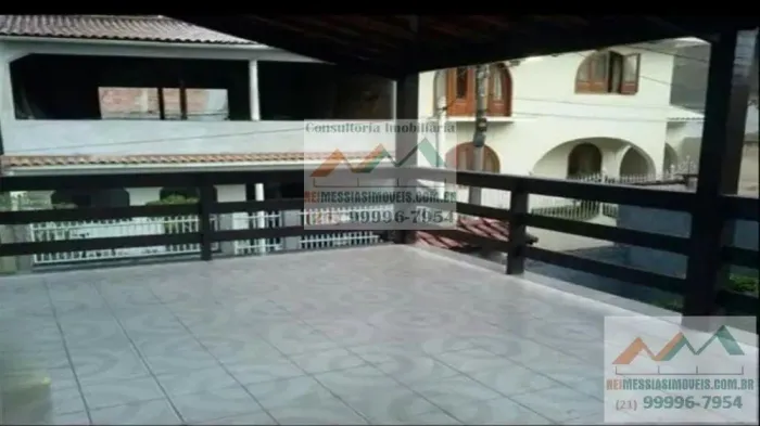 3 quartos sendo 1 suíte, 1 deles no 1º piso. Estilo Colonial