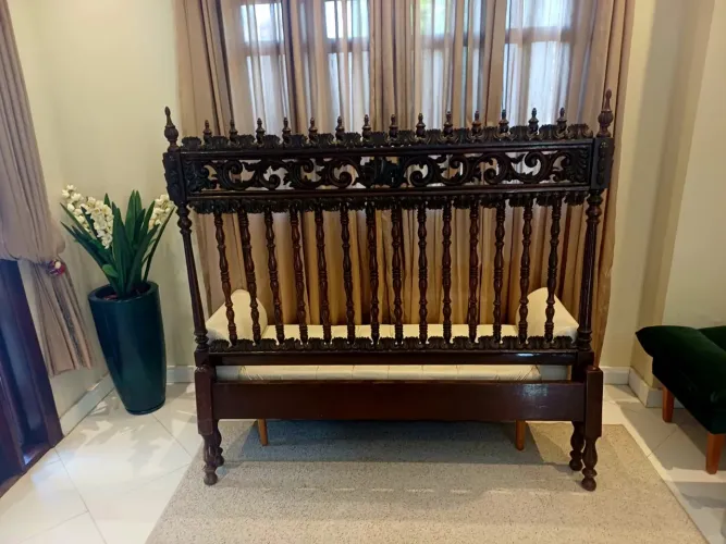 Cama em madeira estilo antigo