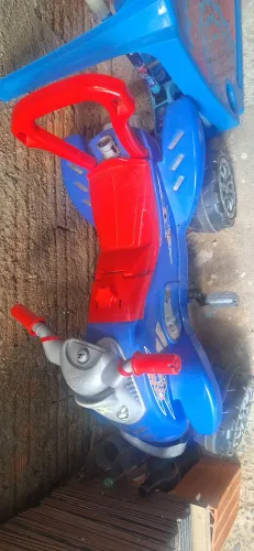 Motoca pedal com guia