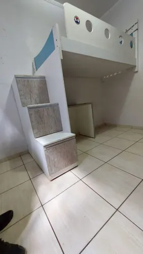 Quarto infantil com cama, escrivaninha e gavetões