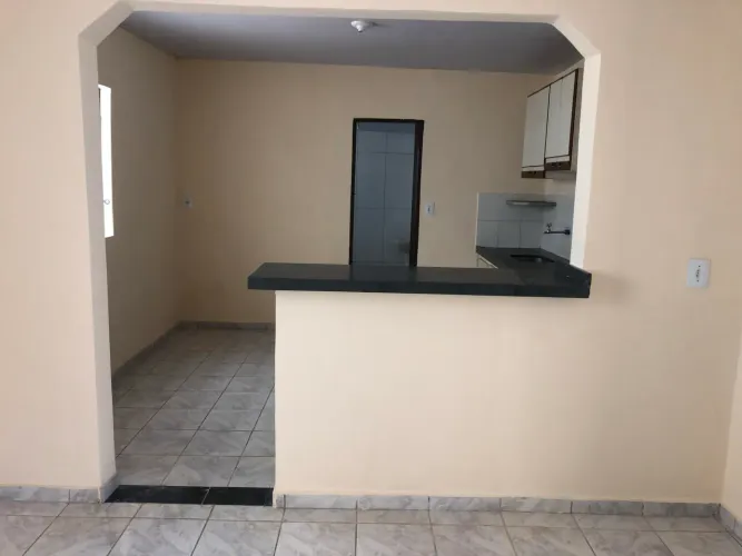 Casa 2/Q, segura e bem localizada