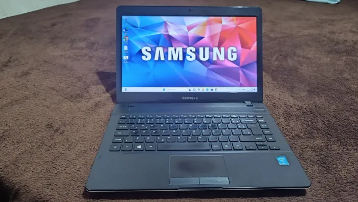 Samsung CORE i5 RAM 8GB SSD 256 GB 