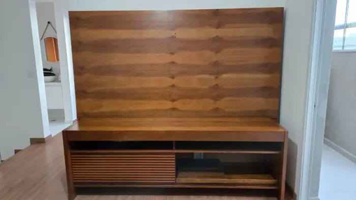 Rack de TV com prateleira e bancada em madeira maciça