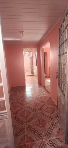 Aluga-se casa de fundo de um quarto
