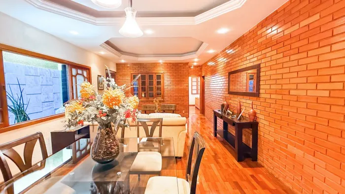 Casa à Venda 3 Quartos, Suíte com Hidromassagem, Piscina e Porteira Fechada