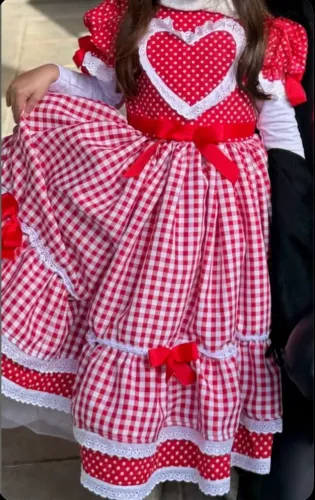 Vestido de festa junina veste um tamanho 8