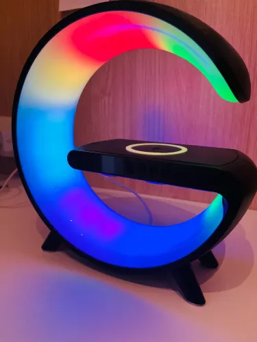 Luminária G com relógio, carregador por indução e caixa de som Bluetooth