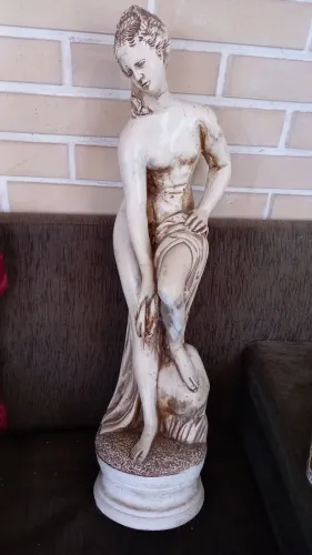Escultura no formato de mulher no tamanho 76 centímetros