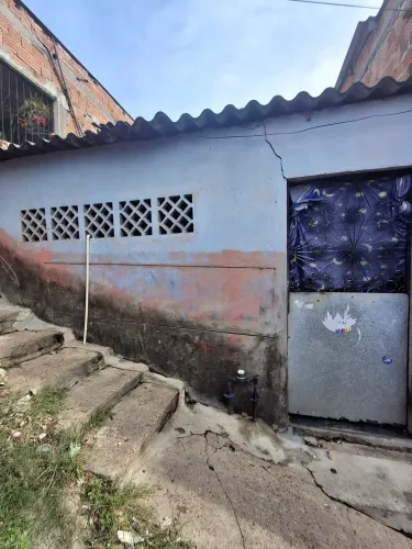 Vendo uma casa na redenção valor: 35mil.