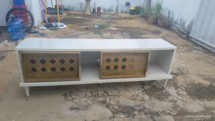 Rack para TV com Portas de Madeira e Nichos - Usado