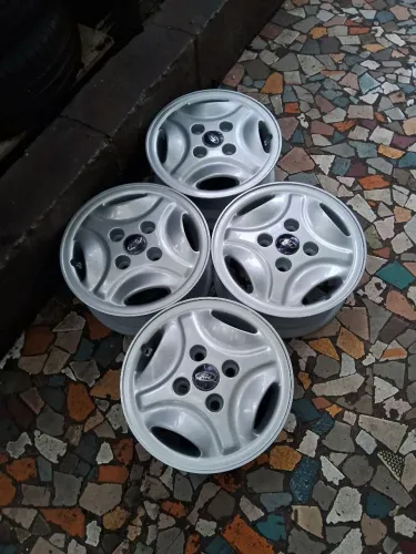 Jogo de rodas de liga leve aro 13/4 furos originais Ford Escort Ghia e outros