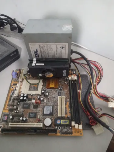 Kit Retrô (1999) - Intel Pentium III Slot 450 MHz - 1 Pente SDRAM - Fonte 250W AT.