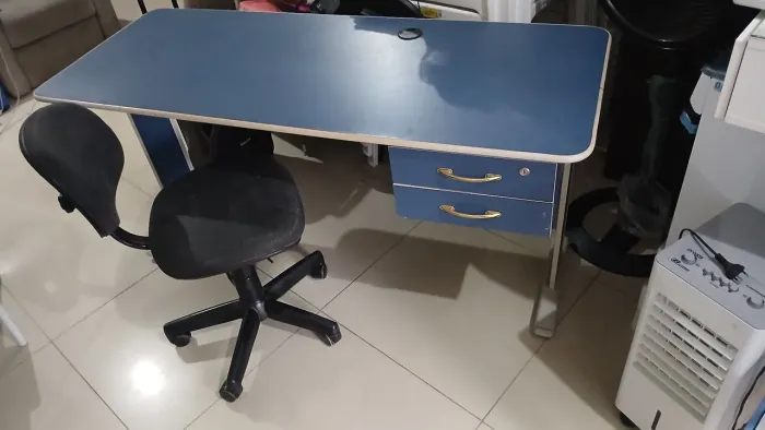 Mesa estudo com cadeira.Faço a entrega *