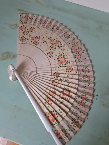 Leque antigo pintado a mão branco com arte de flores