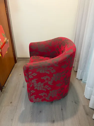 Poltrona estampada estilo clássico 