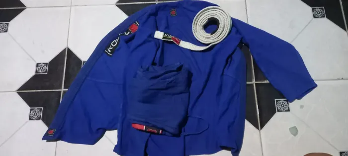 Kimono azul seme novo com faixa branca