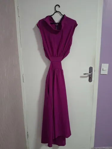 Vestido lilás com as costas abertas