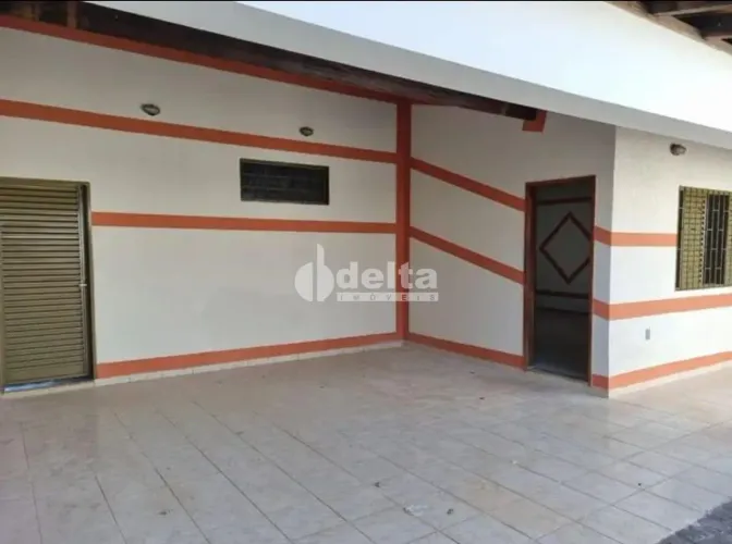 Casa com 3 quartos sendo 1 suíte disponível para venda no bairro Santa Mônica em Uberlândi