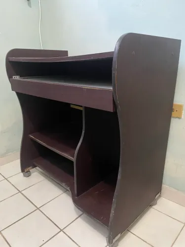 Mesa para Computador com Bandeja para Teclado e Rodinhas