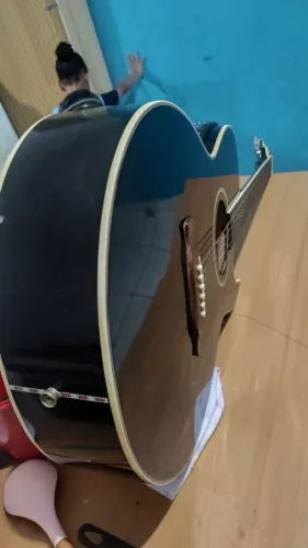 ? Violão conservado, só com uma corda estourada.