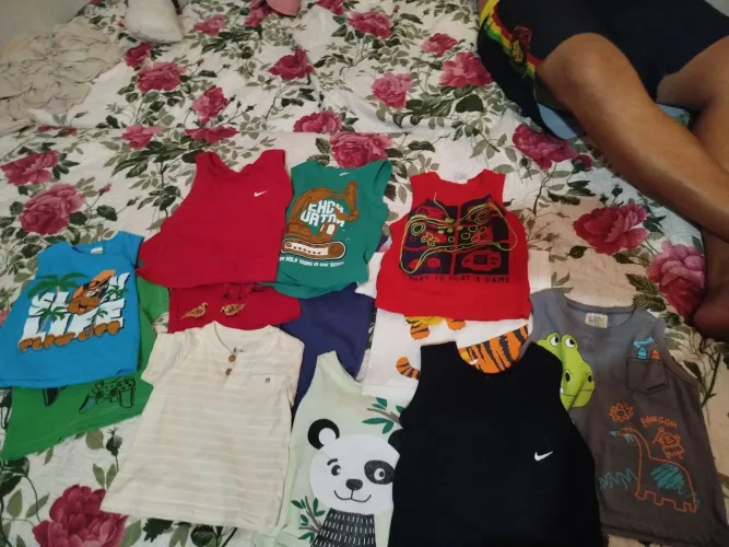 14 blusas de criança de 2 anos