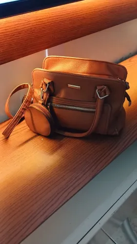 Bolsa espaçosa com vários compartimento, conservada.