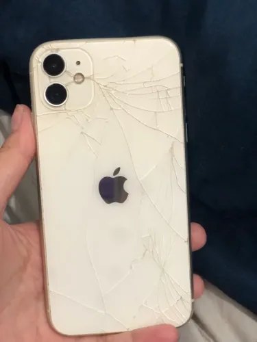 Vendo iPhone 11 quebrado