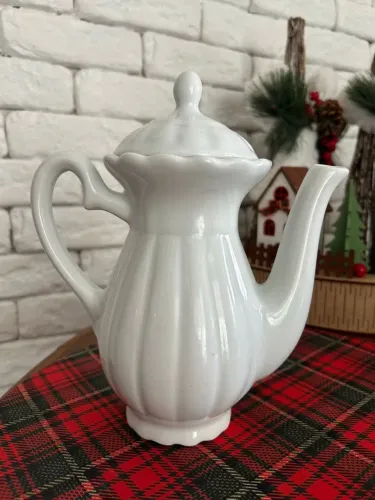 Bule Branco em Porcelana