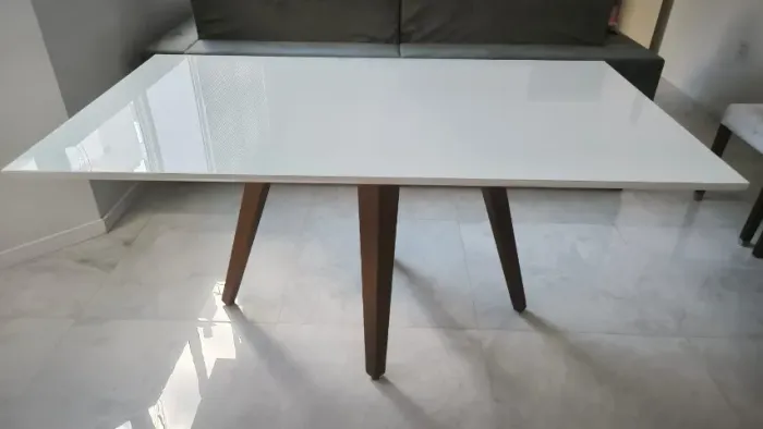 Mesa de jantar retangular com tampo de vidro