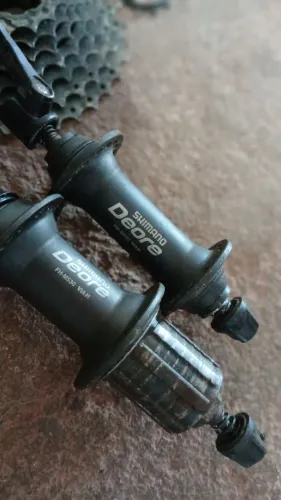 Par de cubos shimano deore 32 furos ( precisa trocar o freehub)