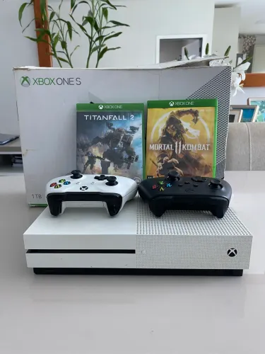 Vende-se Xbox ONE S 1TB