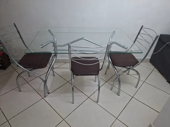 Vendo Conjunto de Mesa de jantar de vidro com 3 cadeiras - estrutura metálica/cromada.