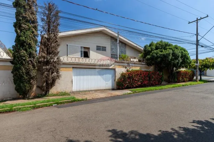 CASA DE ESQUINA NO JD. SÃO LUIZ 03 QUARTOS 308m² DE TERRENO