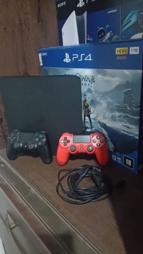 Sony Playstation 4 Slim 1 Tb - 2 Controles originais <br><br>Controles