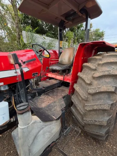 TRATOR AGRÍCOLA