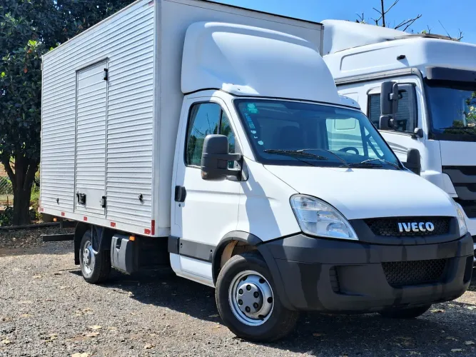 Iveco Daily 35s14 baú chapeado