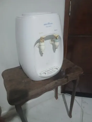 Bebedouro com a mesa de madeira